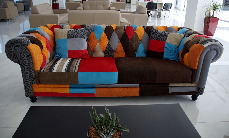 Wybór mebli i foteli tapicerowanych do salonu
