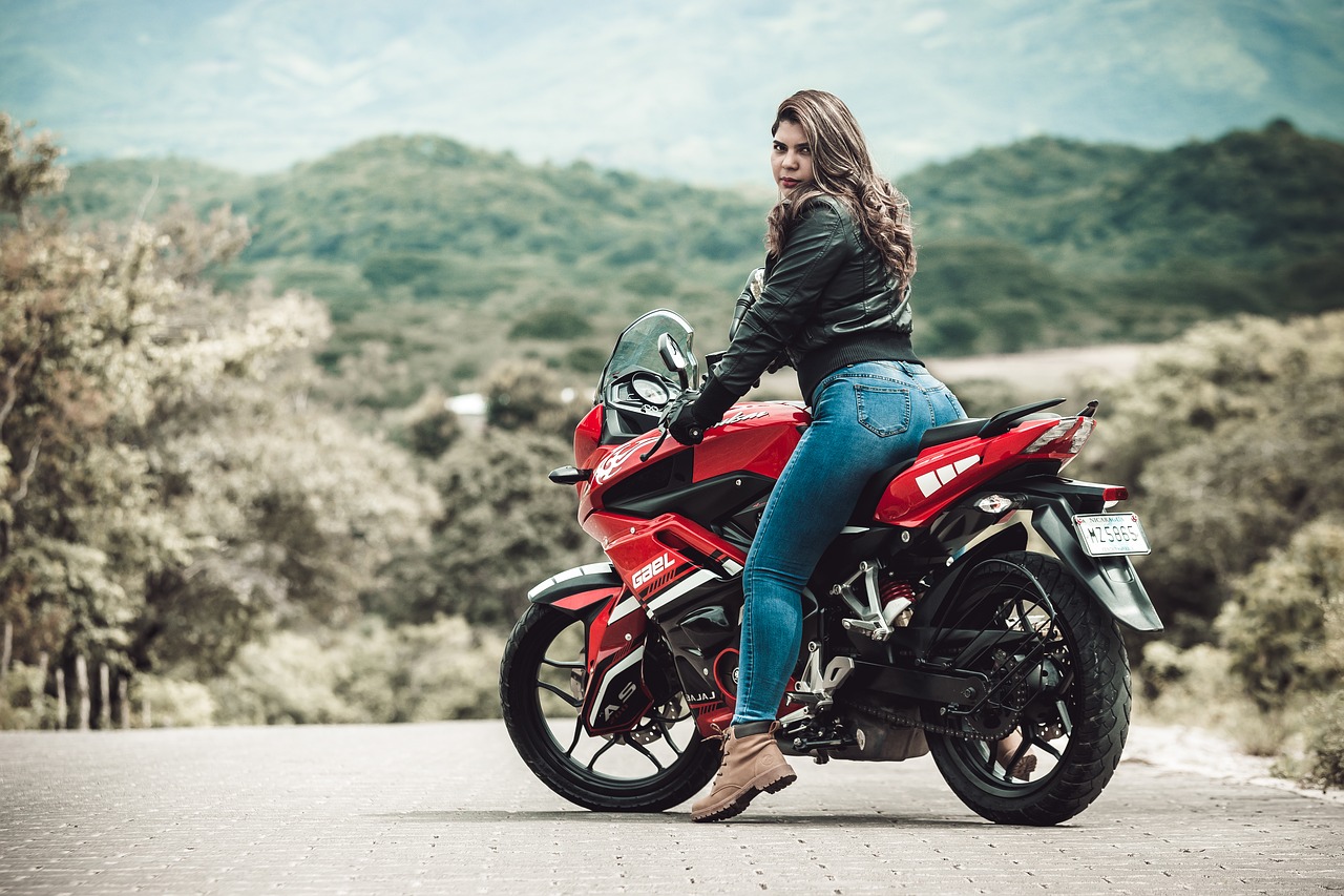 Jak wybrać odpowiednie damskie spodnie na motor?