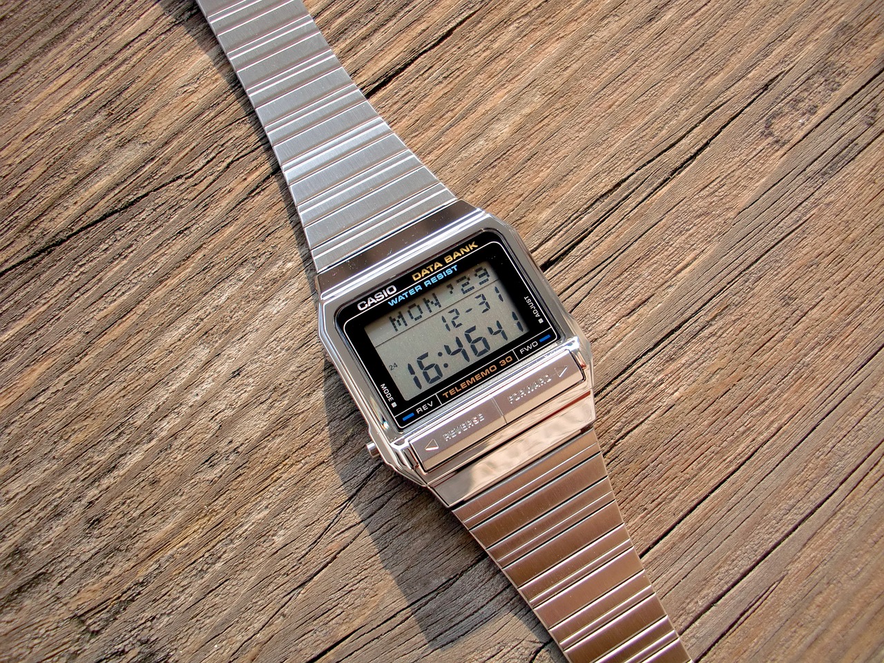 Zegarki casio – symbol lat 90 wracający do łask