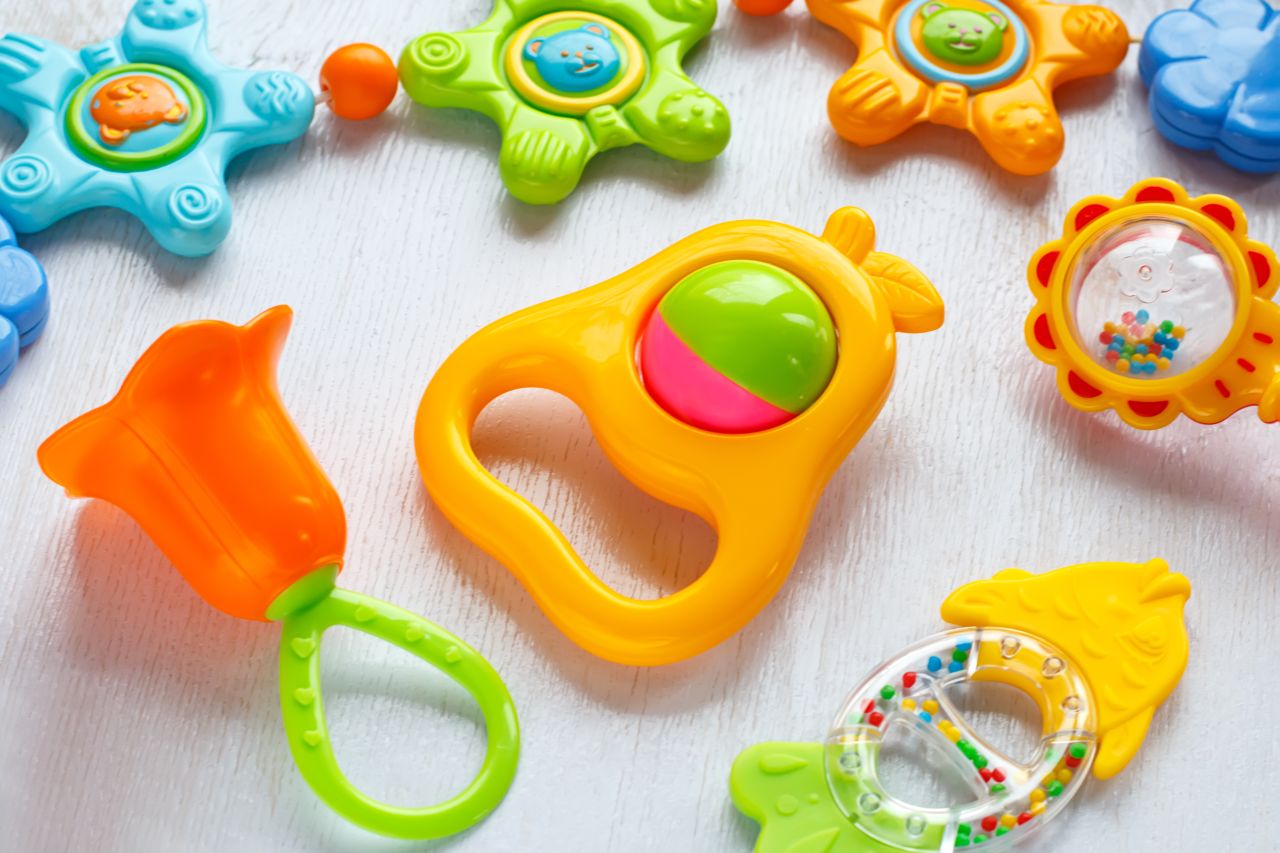 Jakie zabawki edukacyjne można zakupić dla dzieci w wieku niemowlęcym?