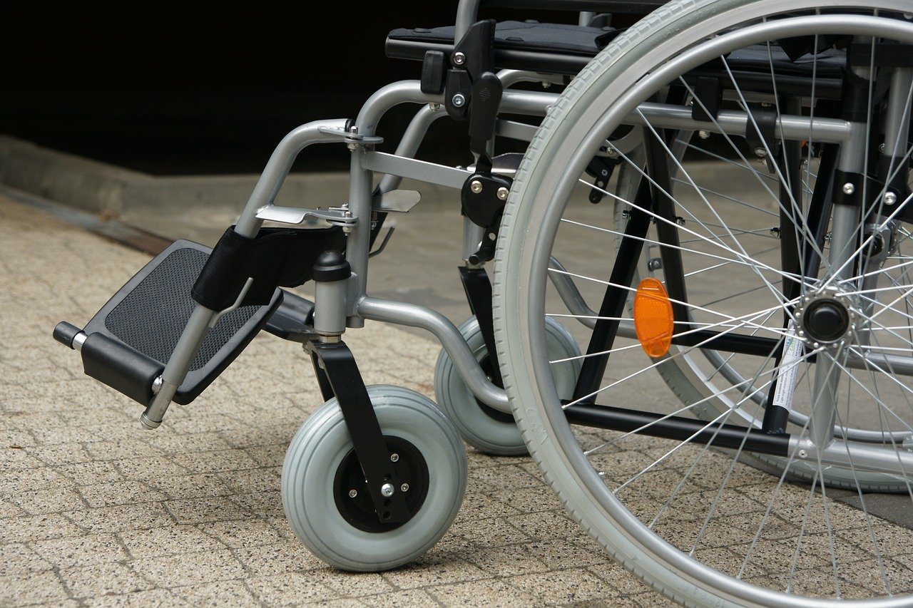 Niepełnosprawni – jak mogą uzyskać pomoc w zakresie potrzebnego sprzętu