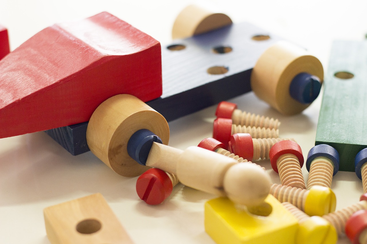 Zabawki drewniane – jakie szczególnie można wyróżnić na rynku?